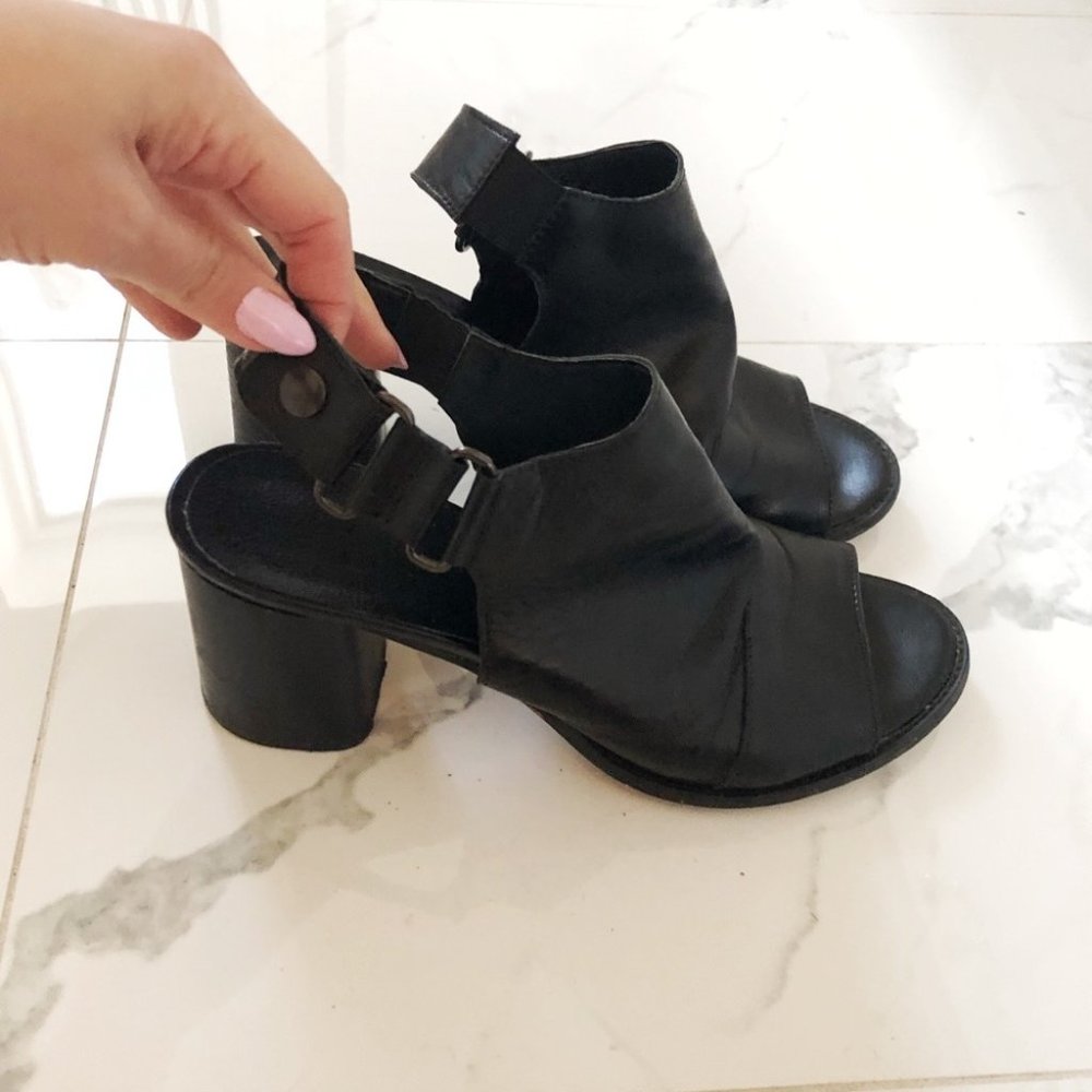 L’Intervalle | Leather Slingback Heels